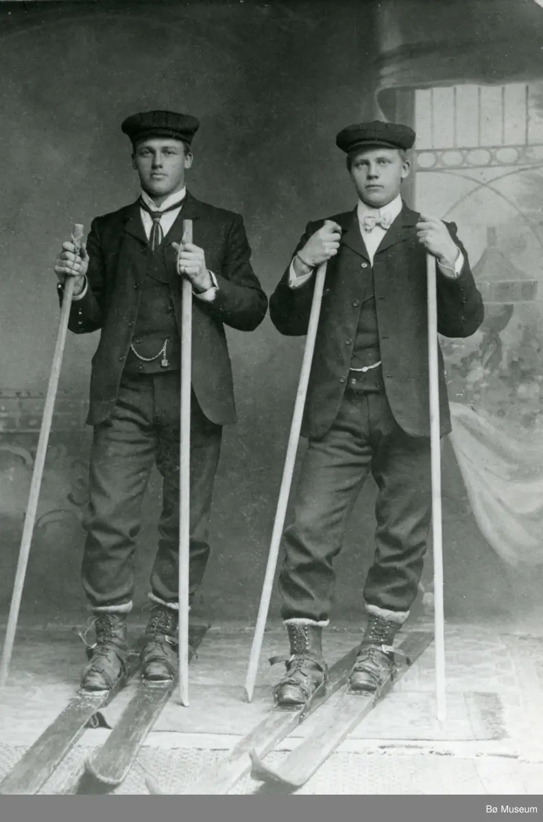 Helland Brothers, Knut G. Helland t.v. og Gunnar G. Helland t.h. på ski inne i eit fotoatelier.