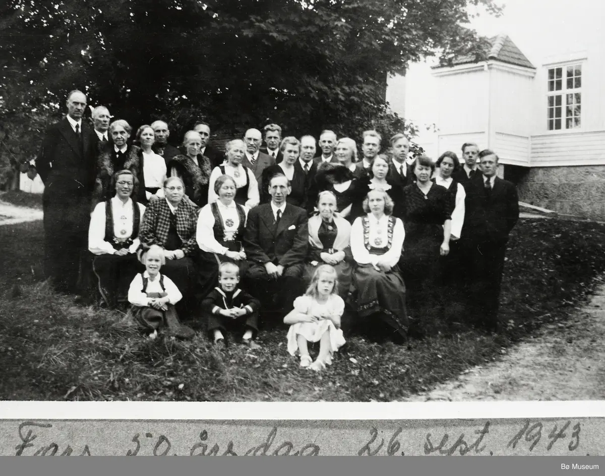 Neri Valens 50-års dag.  bildet frå verandane på valen: Bak: Neri Valen med døtrene Marit Valen Li og Anne Valen Hestetun.  Framme: Ingebjørg Valen med mor Anne Marie Vaa og svigermor Anne Valen..