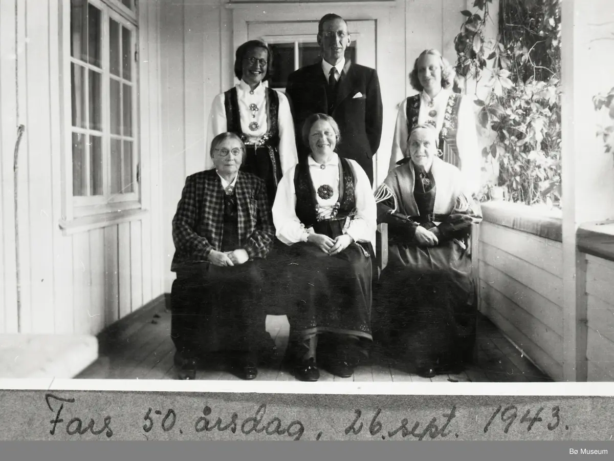 Neri Valens 50-års dag.  bildet frå verandane på valen: Bak: Neri Valen med døtrene Marit Valen Li og Anne Valen Hestetun.  Framme: Ingebjørg Valen med mor Anne Marie Vaa og svigermor Anne Valen..