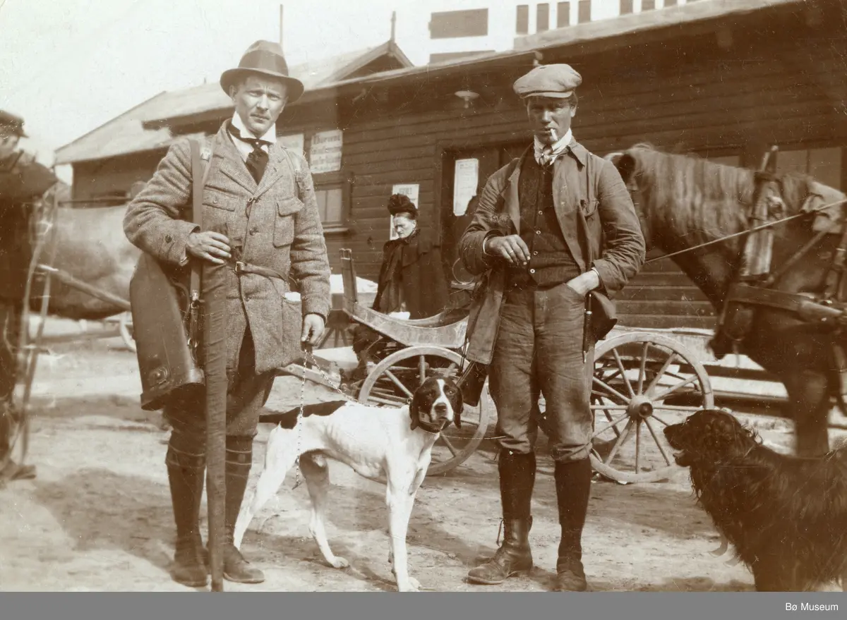 To menn klare for å dra ut på jakt/eller har vore på jakt.
Mannen t.h. er Halvor G. Staurheim, Bø.  Bildet er tatt på Notodden.