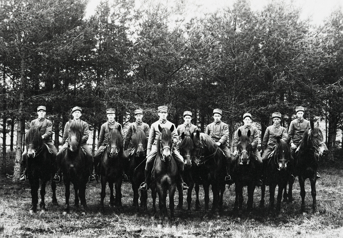 Militære til hest,- oberst Halvor Heldahl i midten.  Frå rekruttskulen på Værnes 1931.