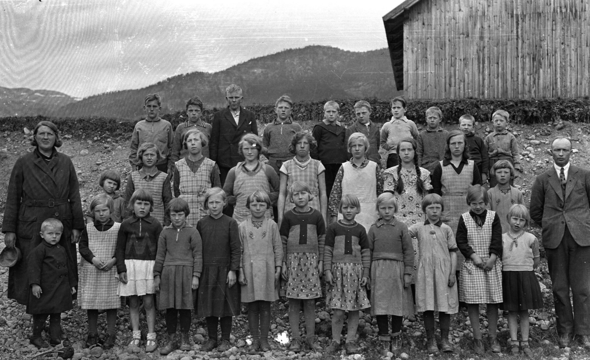 Skulebilde frå Sanda skule 14. mai 1934, med lærarane Sina Sanda og Ketil Bergland.  For namn på elevane, sjå under Opplysninger lenger med på sida. 