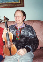 Jørund Lie i Amerika. 
Fele etter bestefaren, Halvor J. Lie.