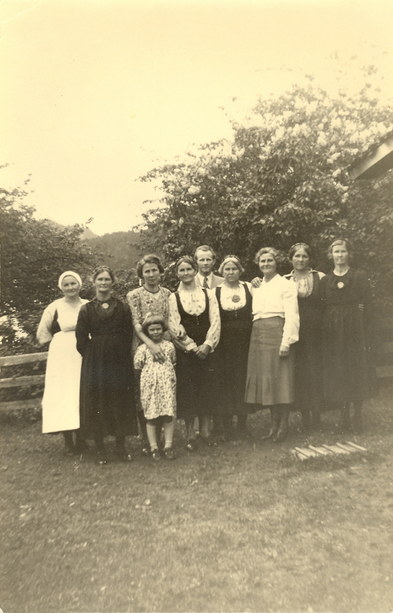 Bilde frå Bergit Moen Gravjords 50-årsdag 14.2.1942.  Sjå bilde nummer to for identifisering av personane.