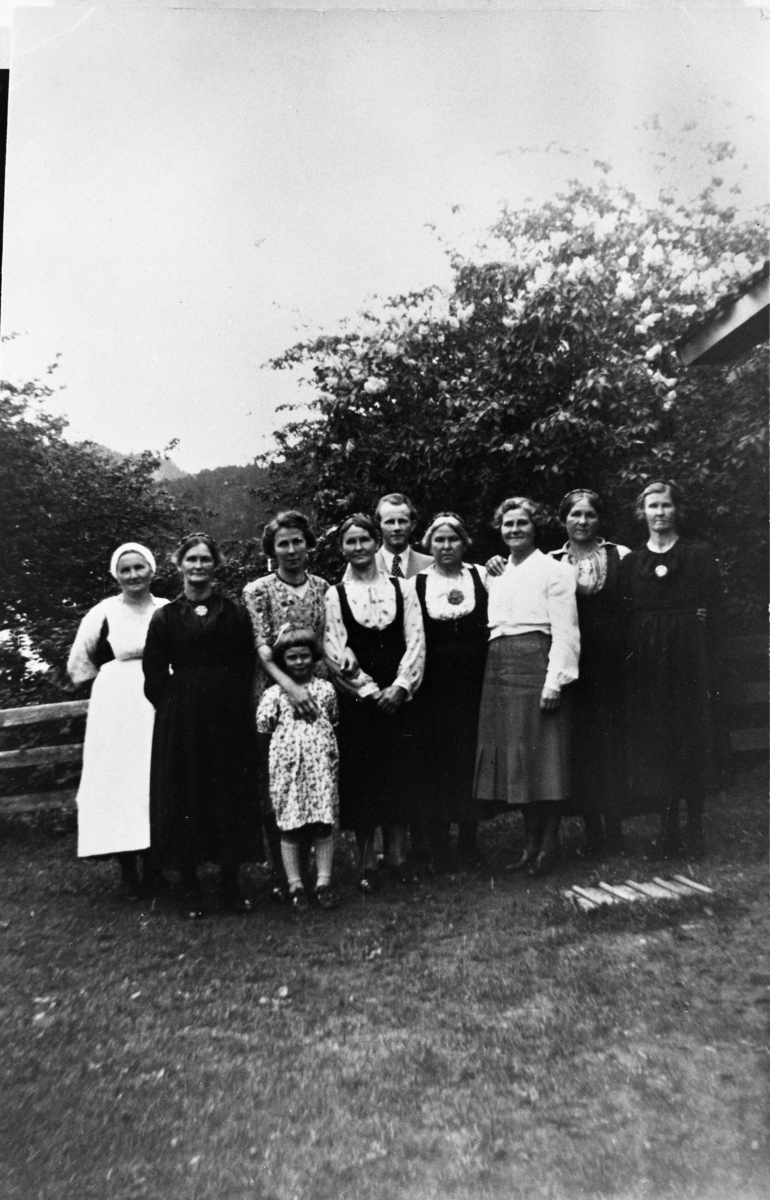 Bilde frå Bergit Moen Gravjords 50-årsdag 14.2.1942.  Sjå bilde nummer to for identifisering av personane.