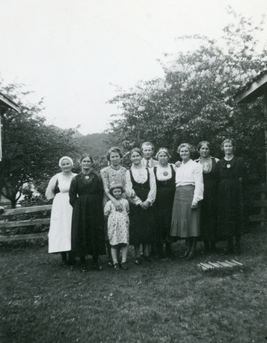 Bilde frå Bergit Moen Gravjords 50-årsdag 14.2.1942.  Sjå bilde nummer to for identifisering av personane.