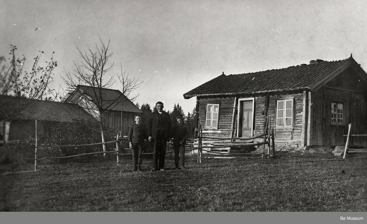 Jon Torsson Myhre med tvillingane Gregar og Olav.  Kona Guro og dei eldre barna var ikkje der då biletet vart tatt i 1914