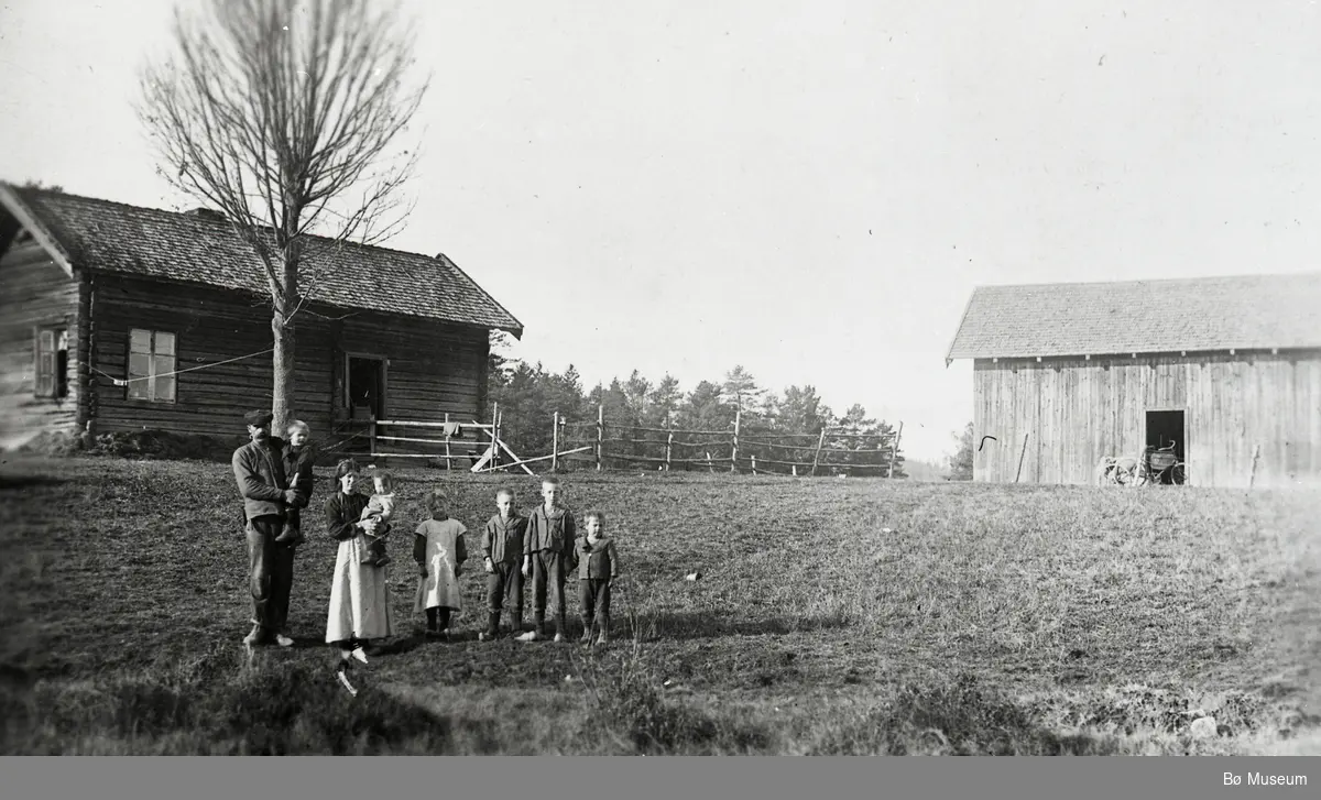 Nord-Myhre (den gong plass under Eika)  Anton og Anne Myhre med dei eldste barna: Olav, Sigvart, Anne, Halvor, Gunnar og Ingebjørg.  Dei fekk tilsamen 16 barn.  Og alle levde då denne teksten vart skriven på baksida, år 1976.