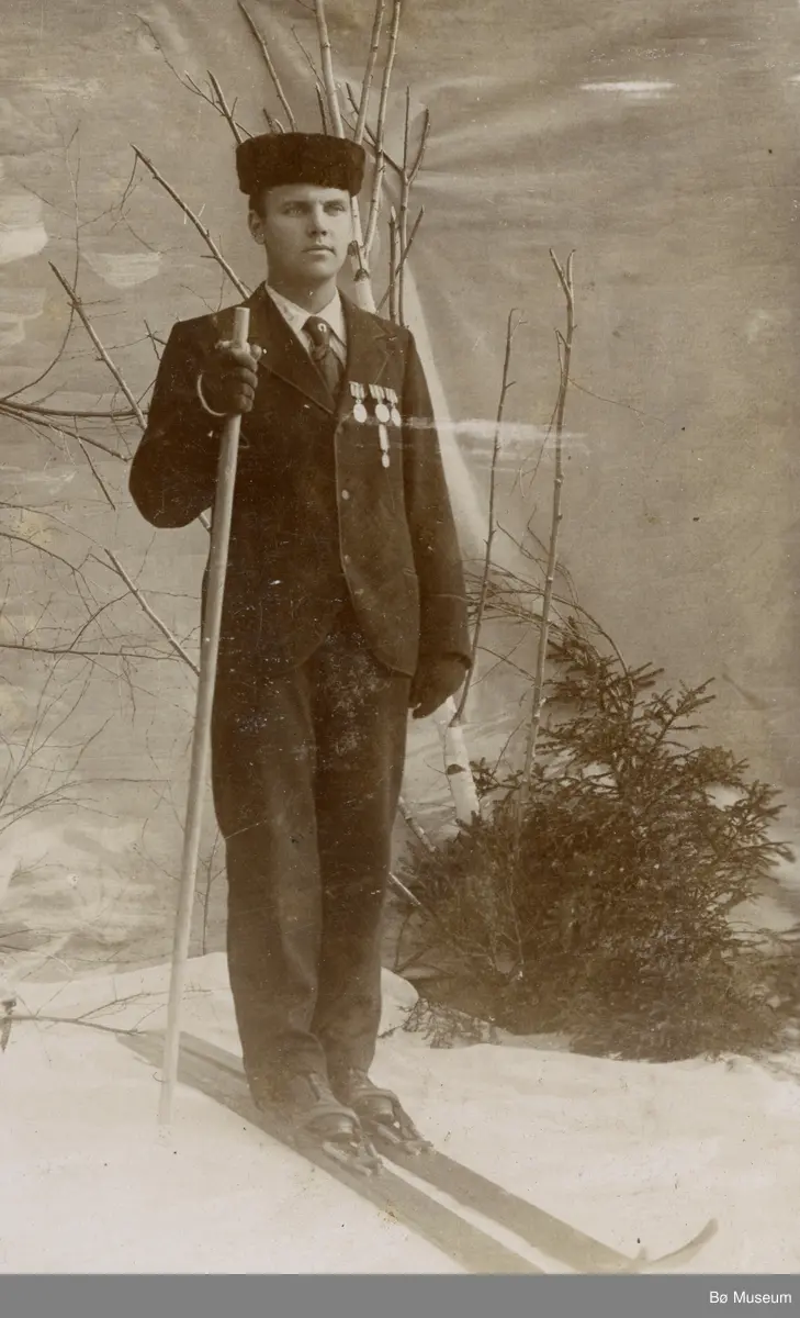 Atelierfoto av Lavrants Rue på ski