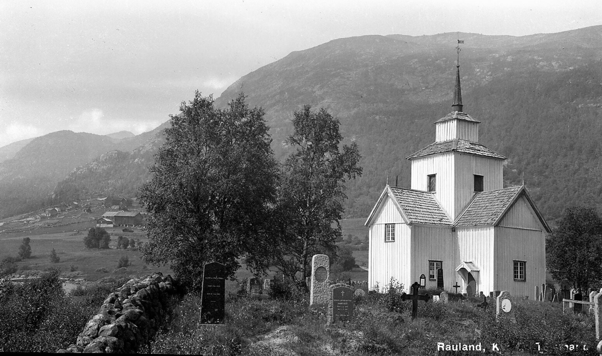 Postkort med motiv frå Rauland kyrkje