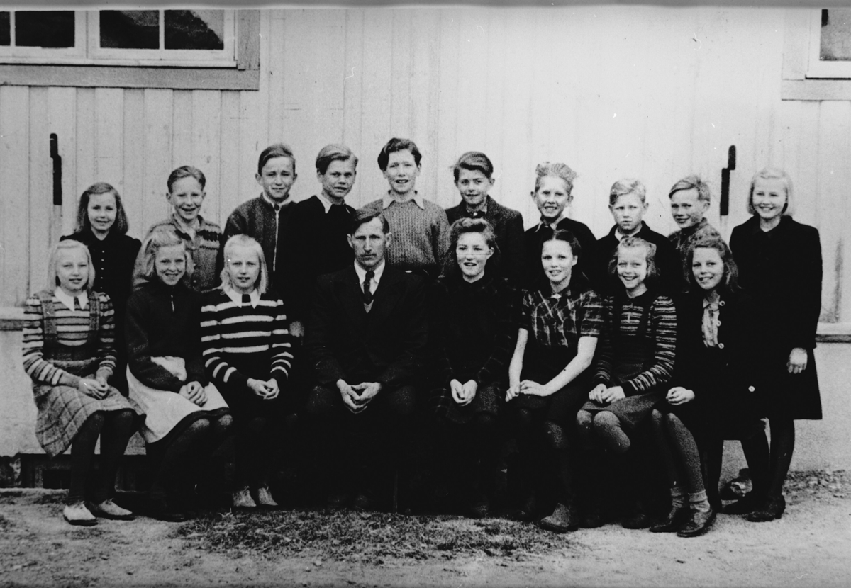Skuleelevar og lærar Tor Bergland.