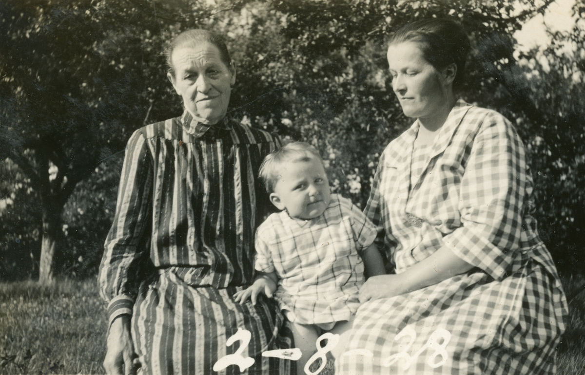 Fleire bilde av Tordis Terjesen, mor og mormor.