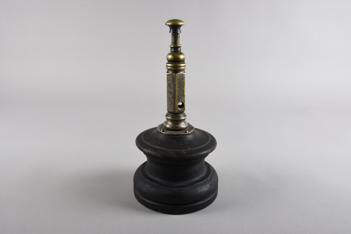 Sigarkutter/-kniv i to delar - ein kuttedel og ein behaldar.
Kuttedelen er eit sekskanta røyr med tre opningar av ulik storleik i nedste enden. På toppen av røyret eit stempel med fjøring og ein sylindrisk kuttekniv i andre enden. Kuttedelen er skrudd til ein sirkelrund base i tre som og fungerer som lokk over ein boks i dreid tre, til oppsamlig av avkutt frå sigarkniven. Sigaren settast inn i eit av dei tre hola, alt etter storleik, stempelet trykkast ned og kuttar tuppen av sigaren før bruk. Behaldaren er sylindrisk med profilkant på den øvre delen, med ein base med større diameter og profildreiing.