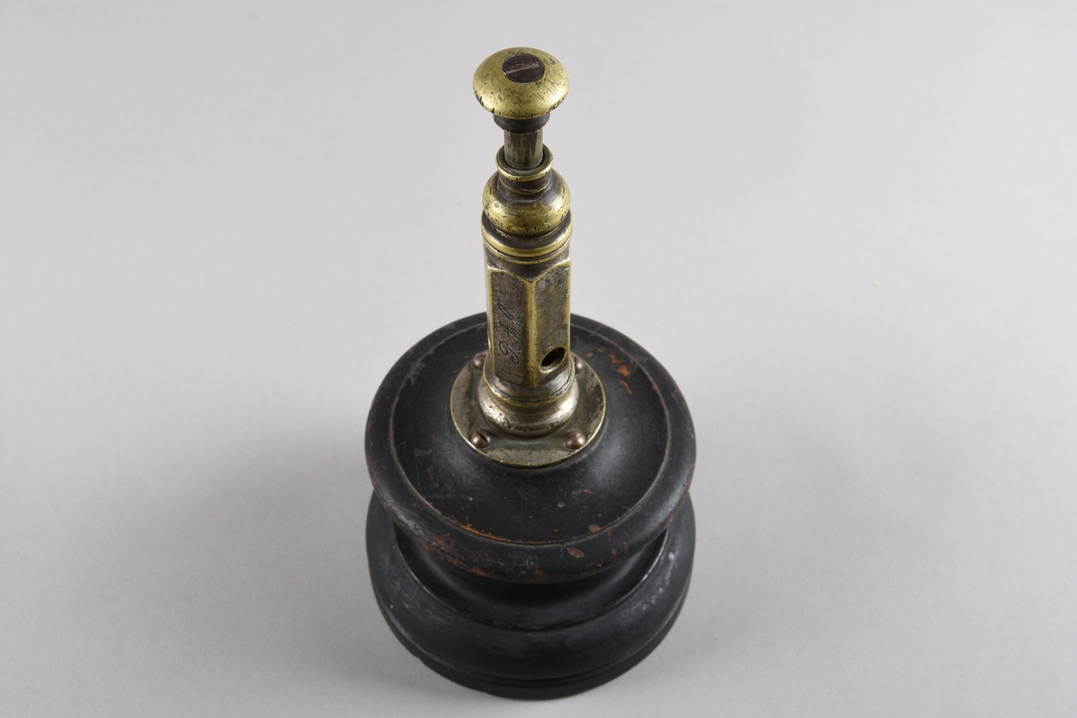 Sigarkutter/-kniv i to delar - ein kuttedel og ein behaldar.
Kuttedelen er eit sekskanta røyr med tre opningar av ulik storleik i nedste enden. På toppen av røyret eit stempel med fjøring og ein sylindrisk kuttekniv i andre enden. Kuttedelen er skrudd til ein sirkelrund base i tre som og fungerer som lokk over ein boks i dreid tre, til oppsamlig av avkutt frå sigarkniven. Sigaren settast inn i eit av dei tre hola, alt etter storleik, stempelet trykkast ned og kuttar tuppen av sigaren før bruk. Behaldaren er sylindrisk med profilkant på den øvre delen, med ein base med større diameter og profildreiing.