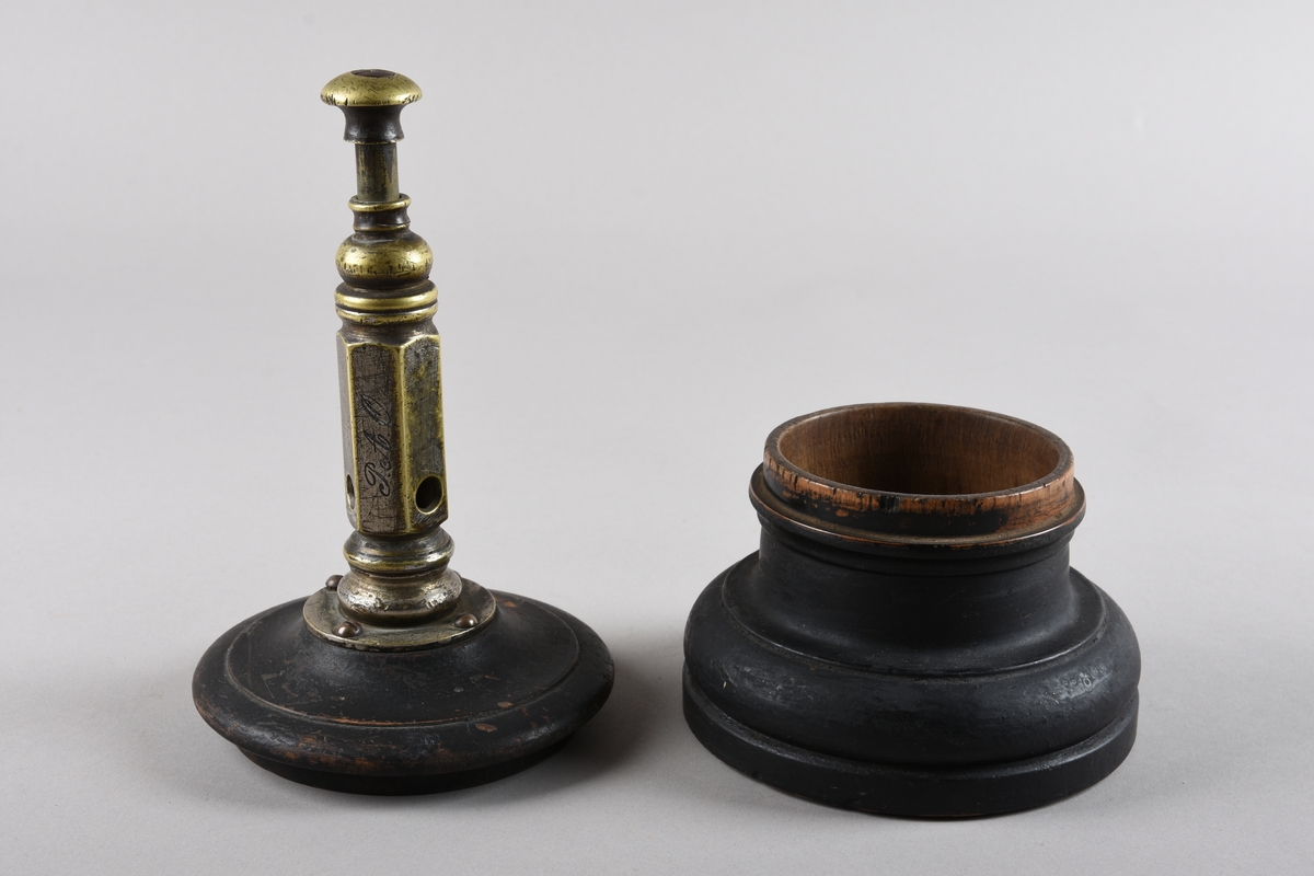 Sigarkutter/-kniv i to delar - ein kuttedel og ein behaldar.
Kuttedelen er eit sekskanta røyr med tre opningar av ulik storleik i nedste enden. På toppen av røyret eit stempel med fjøring og ein sylindrisk kuttekniv i andre enden. Kuttedelen er skrudd til ein sirkelrund base i tre som og fungerer som lokk over ein boks i dreid tre, til oppsamlig av avkutt frå sigarkniven. Sigaren settast inn i eit av dei tre hola, alt etter storleik, stempelet trykkast ned og kuttar tuppen av sigaren før bruk. Behaldaren er sylindrisk med profilkant på den øvre delen, med ein base med større diameter og profildreiing.