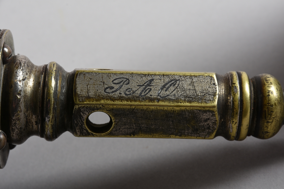 Sigarkutter/-kniv i to delar - ein kuttedel og ein behaldar.
Kuttedelen er eit sekskanta røyr med tre opningar av ulik storleik i nedste enden. På toppen av røyret eit stempel med fjøring og ein sylindrisk kuttekniv i andre enden. Kuttedelen er skrudd til ein sirkelrund base i tre som og fungerer som lokk over ein boks i dreid tre, til oppsamlig av avkutt frå sigarkniven. Sigaren settast inn i eit av dei tre hola, alt etter storleik, stempelet trykkast ned og kuttar tuppen av sigaren før bruk. Behaldaren er sylindrisk med profilkant på den øvre delen, med ein base med større diameter og profildreiing.