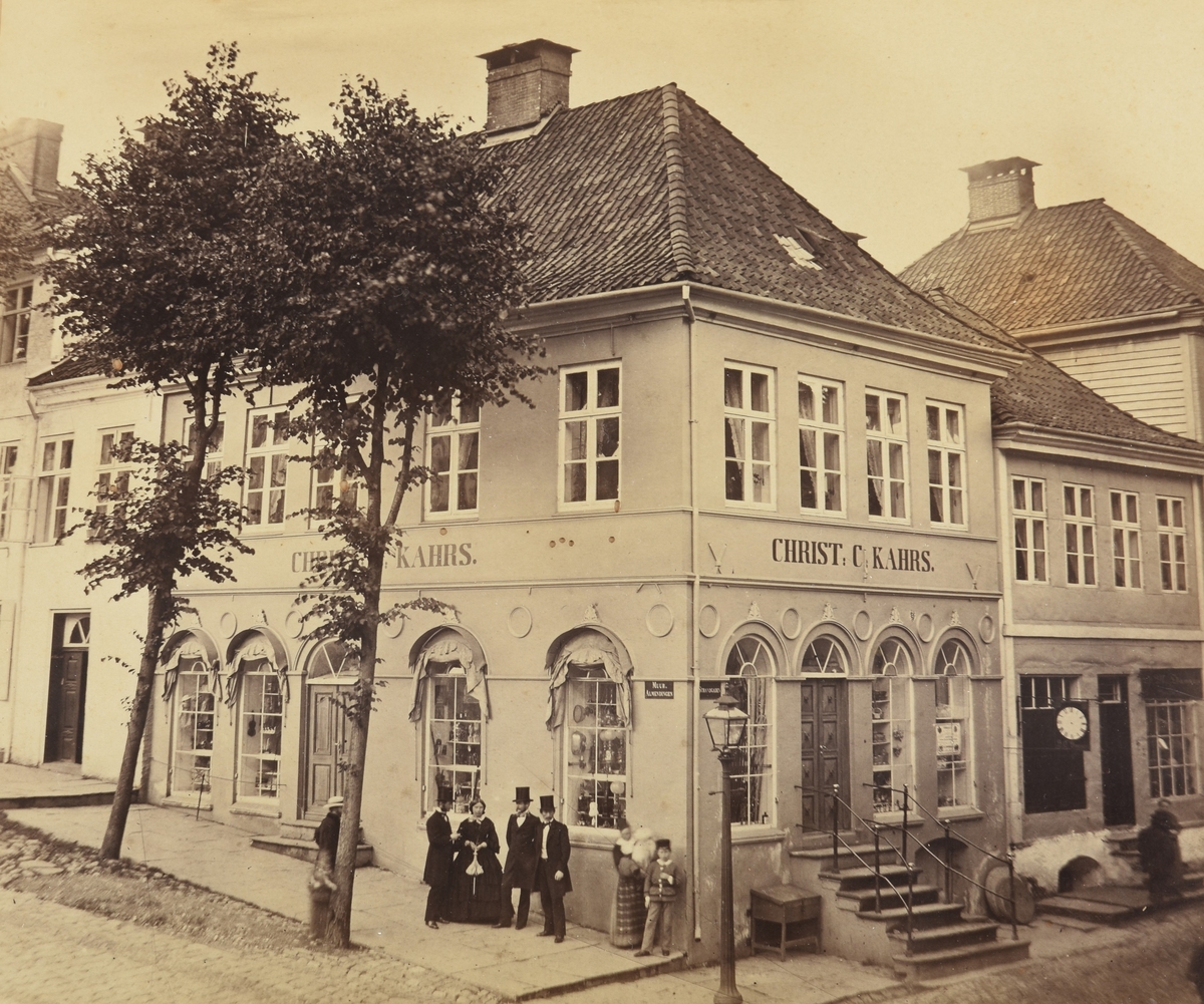 Bygning i Bergen med personer utenfor.