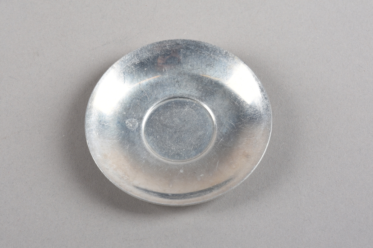 Tefat, høyrer til leik kaffiservise. Tefatet  har flat botn, frå botn er fatet runda opp til kanten.
