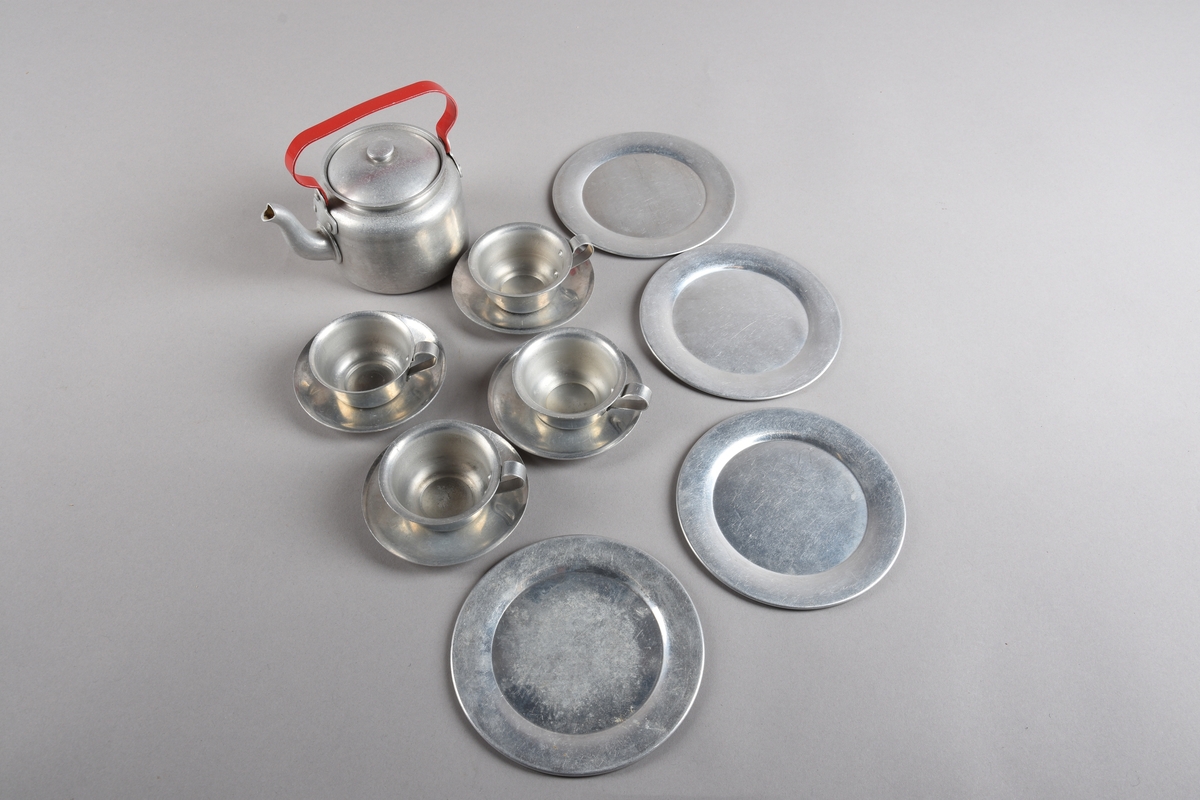 Tefat, høyrer til leik kaffiservise. Tefatet  har flat botn, frå botn er fatet runda opp til kanten.
