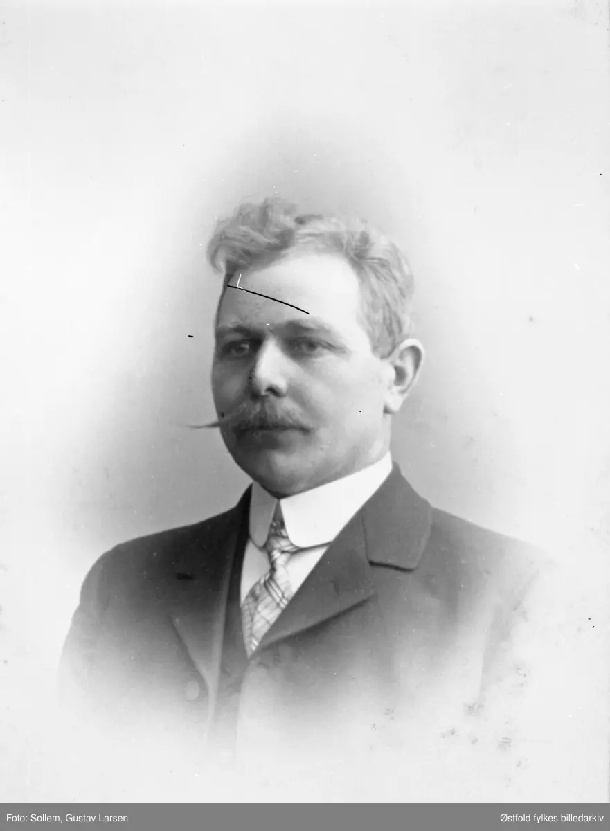Portrett av Anton Kingsrød.
Kingsrød giftet seg i Tune kirke i 1896 med Gunda Josefine Svendsdatter (f. 27.02.1873 i Skiptvet).
I 1909 kjøpte han gården Sameia og Galteryggen (nå: Skaulund) i Varteig.
Anton og Gunda hadde fire barn: Ester Aurora f. 1897, Judith f.1903, Lorents f. .1905 og Rakel f. 1907
I dag (1985) er det et barnebarn av Ester som eier og driver Skaulund.