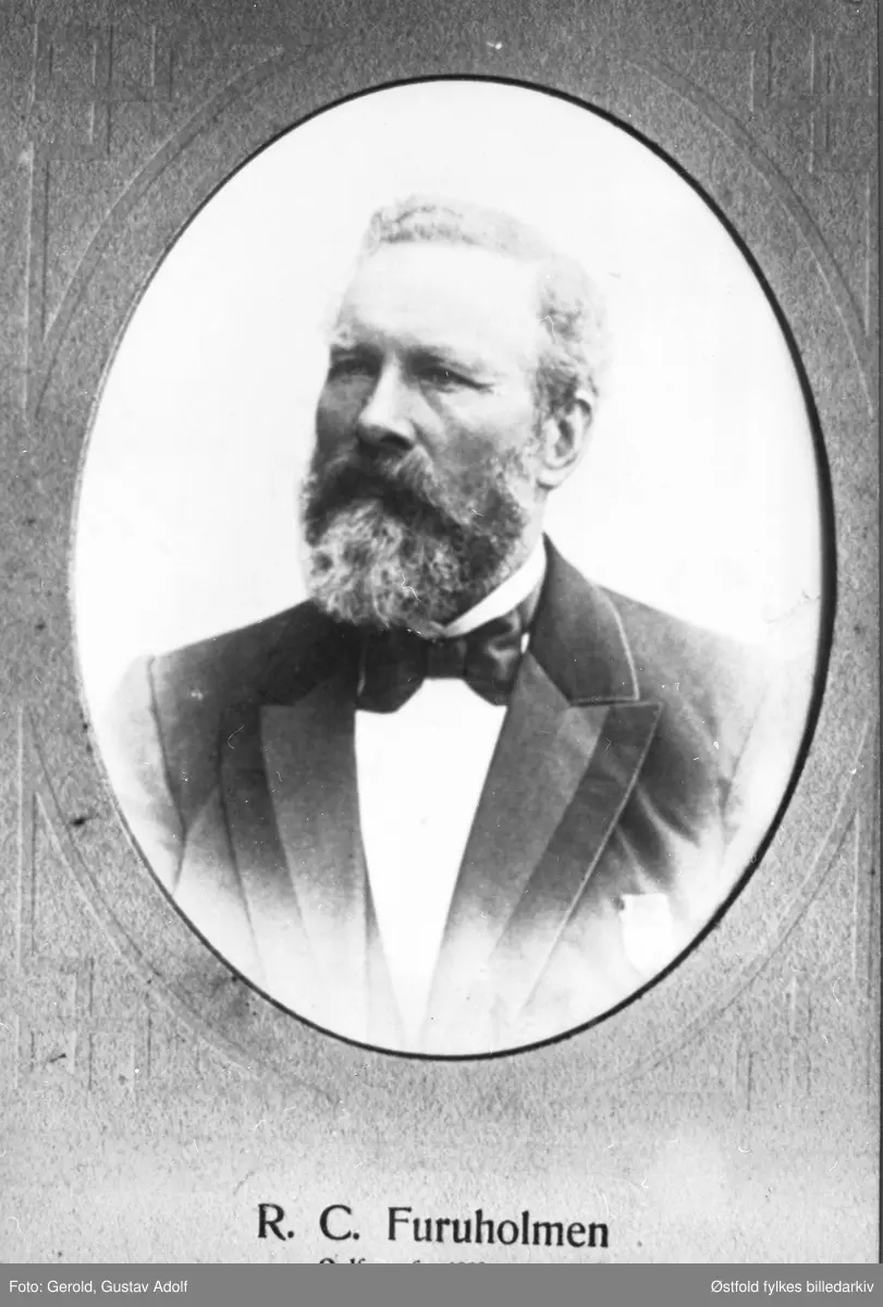 Portrett av Richard Christensen Furuholmen, bestyrer ved Furuhomen lense fra 1874,  fra 18845 bestyrer ved Hvidsten lense, flyttet da til Hannestad i Tune, ordfører i Tune 1888-95, overformynder og bankdirektør, stortingsmann for Høyre i1889-95. GIft med Oleane Gothersdatter R østad fra Skjeberg.