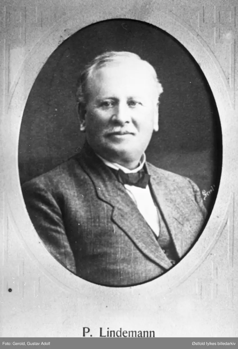 Portrett av Paul Lindemann. Ordfører i Tune 1896-1901. 
Eide Ise mølle i Varteig bl. a. kraftstasjon som ga strøm til vartingene.
Titulert som godseier.