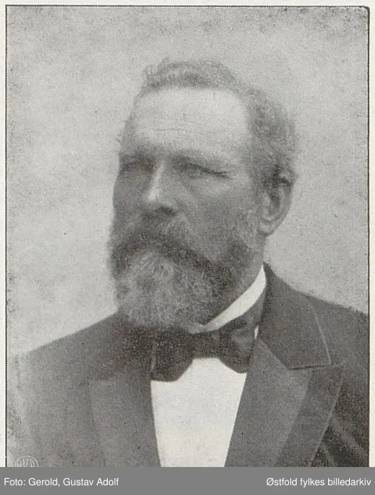 Portrett av Richard Christensen Furuholmen, bestyrer ved Furuhomen lense fra 1874,  fra 18845 bestyrer ved Hvidsten lense, flyttet da til Hannestad i Tune, ordfører i Tune 1888-95, overformynder og bankdirektør, stortingsmann for Høyre i1889-95. GIft med Oleane Gothersdatter R østad fra Skjeberg.