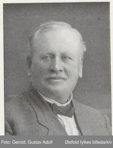 Portrett av Paul Lindemann. Ordfører i Tune 1896-1901. 
Eide Ise mølle i Varteig bl. a. kraftstasjon som ga strøm til vartingene.
Titulert som godseier.
