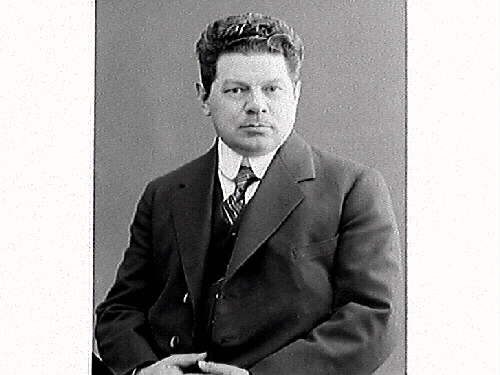 Ateljéporträtt av redaktör Carl Leon Andersson. (7 bilder, nr 2 skadad)