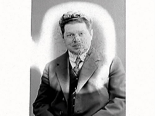 Ateljéporträtt av redaktör Carl Leon Andersson. (7 bilder, nr 2 skadad)