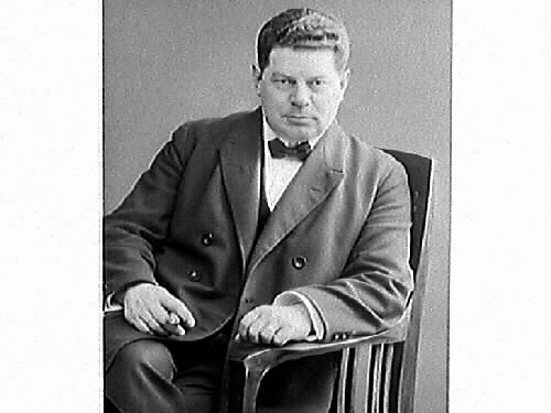 Ateljéporträtt av redaktör Carl Leon Andersson. (7 bilder, nr 2 skadad)