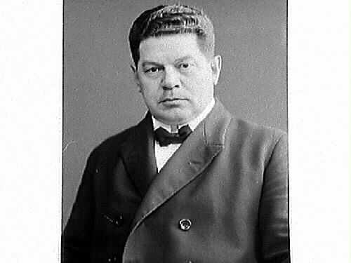 Ateljéporträtt av redaktör Carl Leon Andersson. (7 bilder, nr 2 skadad)