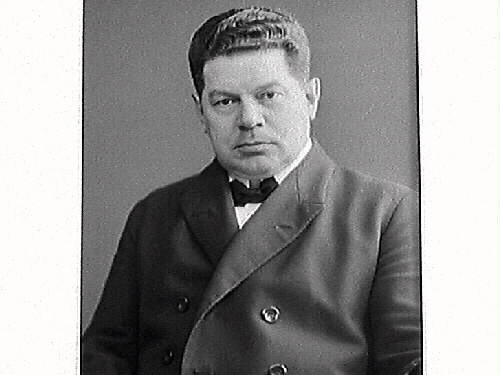 Ateljéporträtt av redaktör Carl Leon Andersson. (7 bilder, nr 2 skadad)