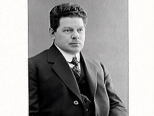Ateljéporträtt av redaktör Carl Leon Andersson. (7 bilder, nr 2 skadad)