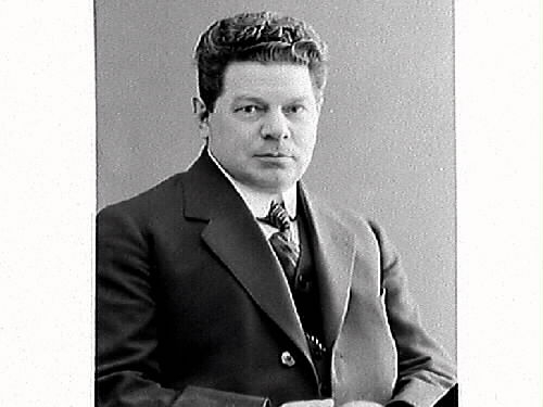 Ateljéporträtt av redaktör Carl Leon Andersson. (7 bilder, nr 2 skadad)