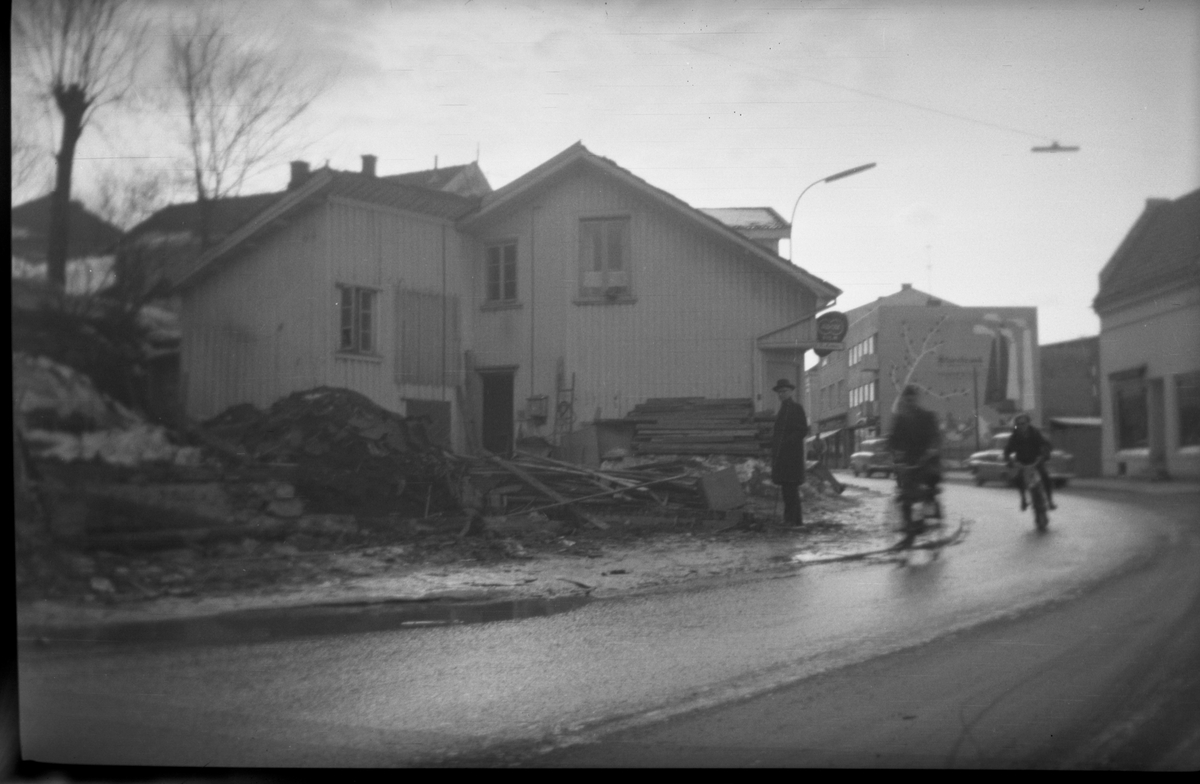 William Prøis betrakter riving av Appa og Kværnes hus i Storgaten.

Fotosamling etter fotograf og kringkastingsmann Rikard W. Larsson (31.12.1924 - 08.06.2015).