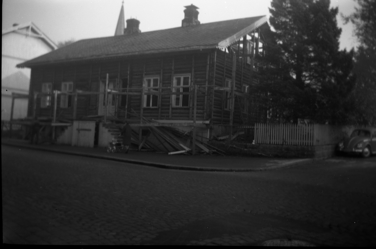 Riving av P. Tollefsens gård.


Fotosamling etter fotograf og kringkastingsmann Rikard W. Larsson (31.12.1924 - 08.06.2015).