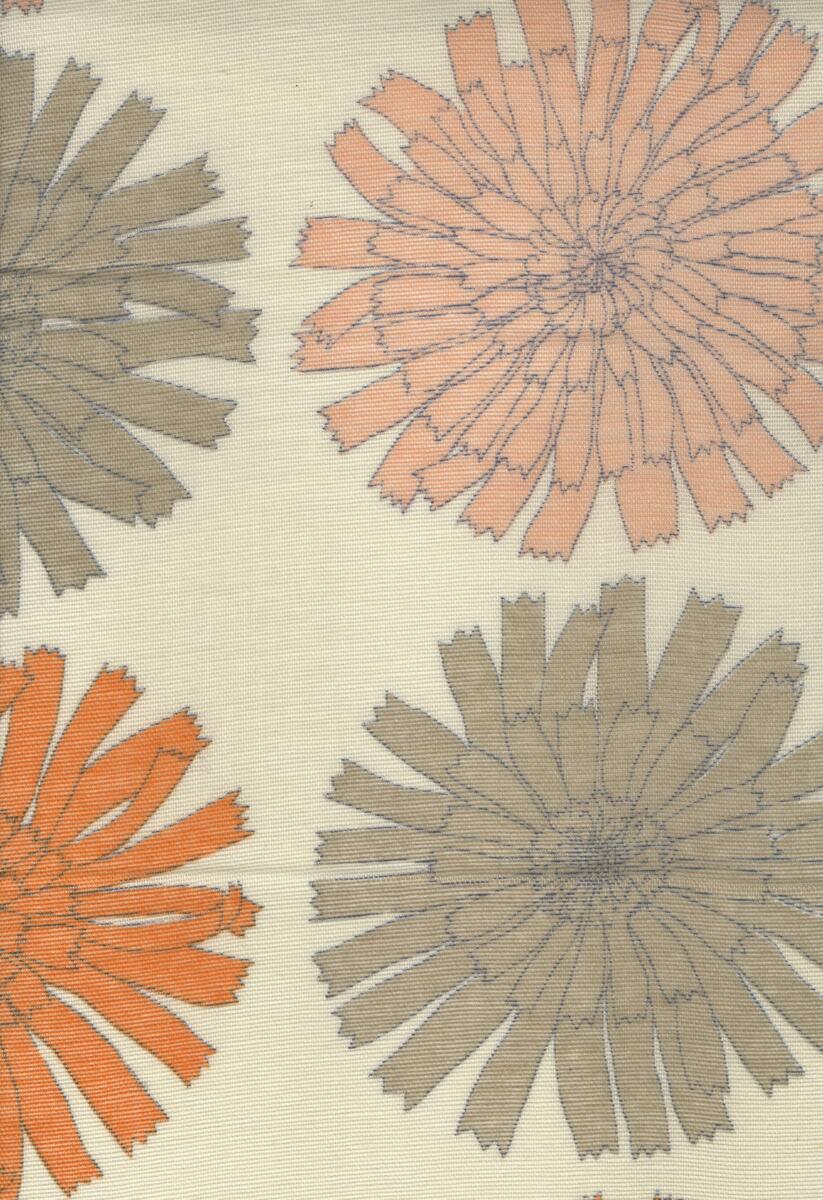 Vit botten med stor spretig blomma i tre nyanser gult. Vit botten med blomma i blått och turkos. Vit botten med blomma i bleka färger i grått, två nyanser beige. Vit botten  blomma i orange, blekrosa och grått.
