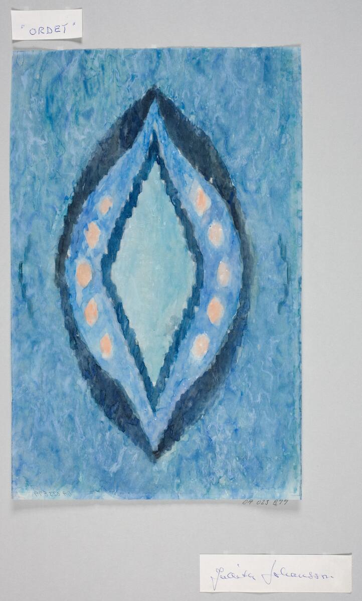 Skiss till matta med ett mönster uppbyggt av bågformer som bildar ett medaljong-liknande parti i mattans mitt, samt fem rosa prickar på var sida om mittformen. Utfört på en botten med blå schatteringar. På den gamla kartongen som pga bevarande skäl avlägsnades vid konserveringsåtgärd fanns två anteckningar  Judith Johanssons namnteckning och namnet på skissen "ORDET", dessa klipptes ut och sparades tillsammans med skissen. Dessa placerades så som de ursprungligen var skrivna på kartongen.  