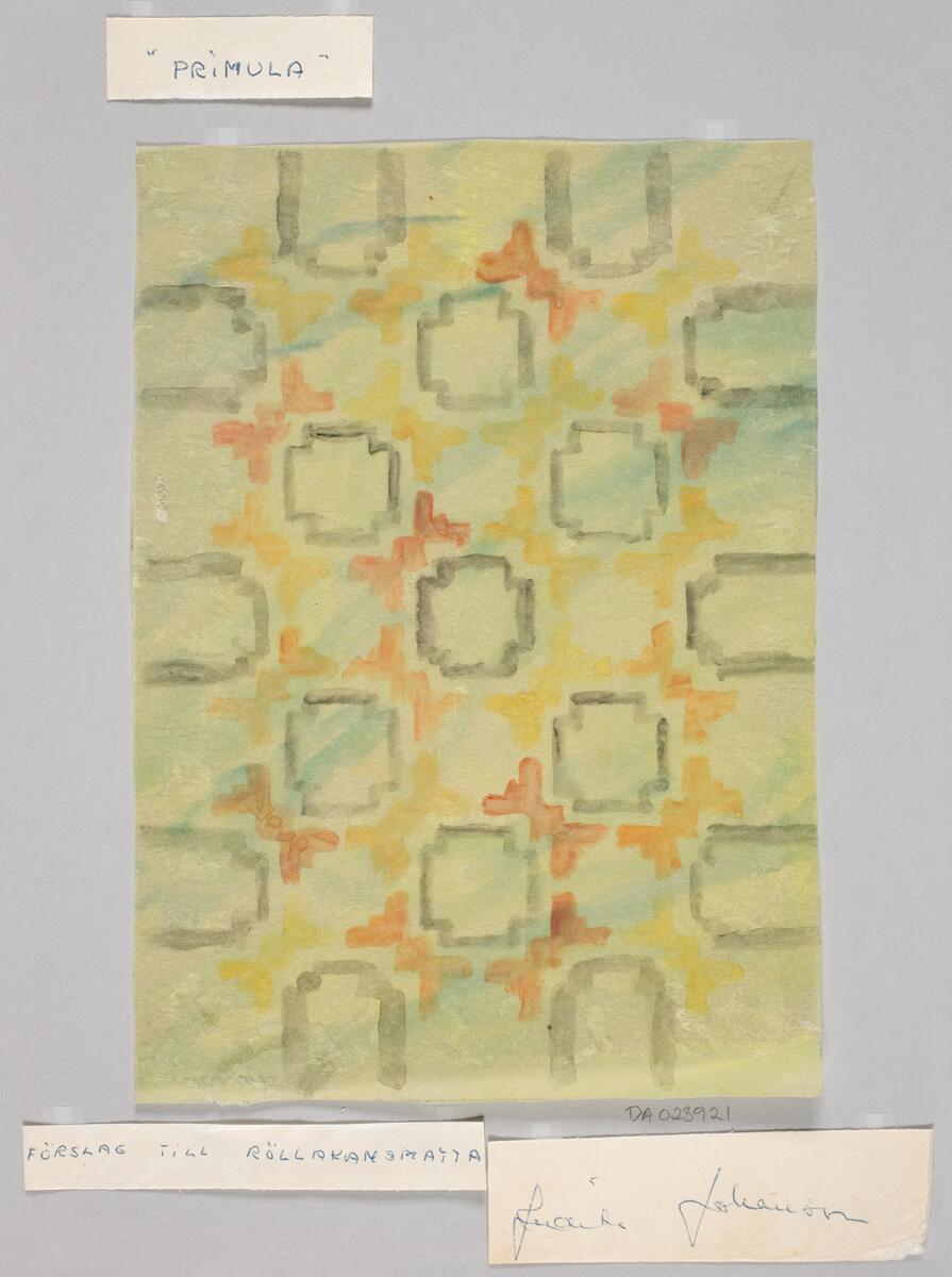 Skiss till matta med mönster uppbyggt av stiliserade blomformer på en botten med gröna och gula schatteringar. På den gamla kartongen som pga bevarande skäl avlägsnades vid konserveringsåtgärd fanns tre anteckningar  Judith Johanssons namnteckning, namnet på skissen "PRIMULA" och anteckningen " förslag till röllakansmatta", dessa klipptes ut och sparades tillsammans med skissen. Dessa placerades så som de ursprungligen var skrivna på kartongen.  