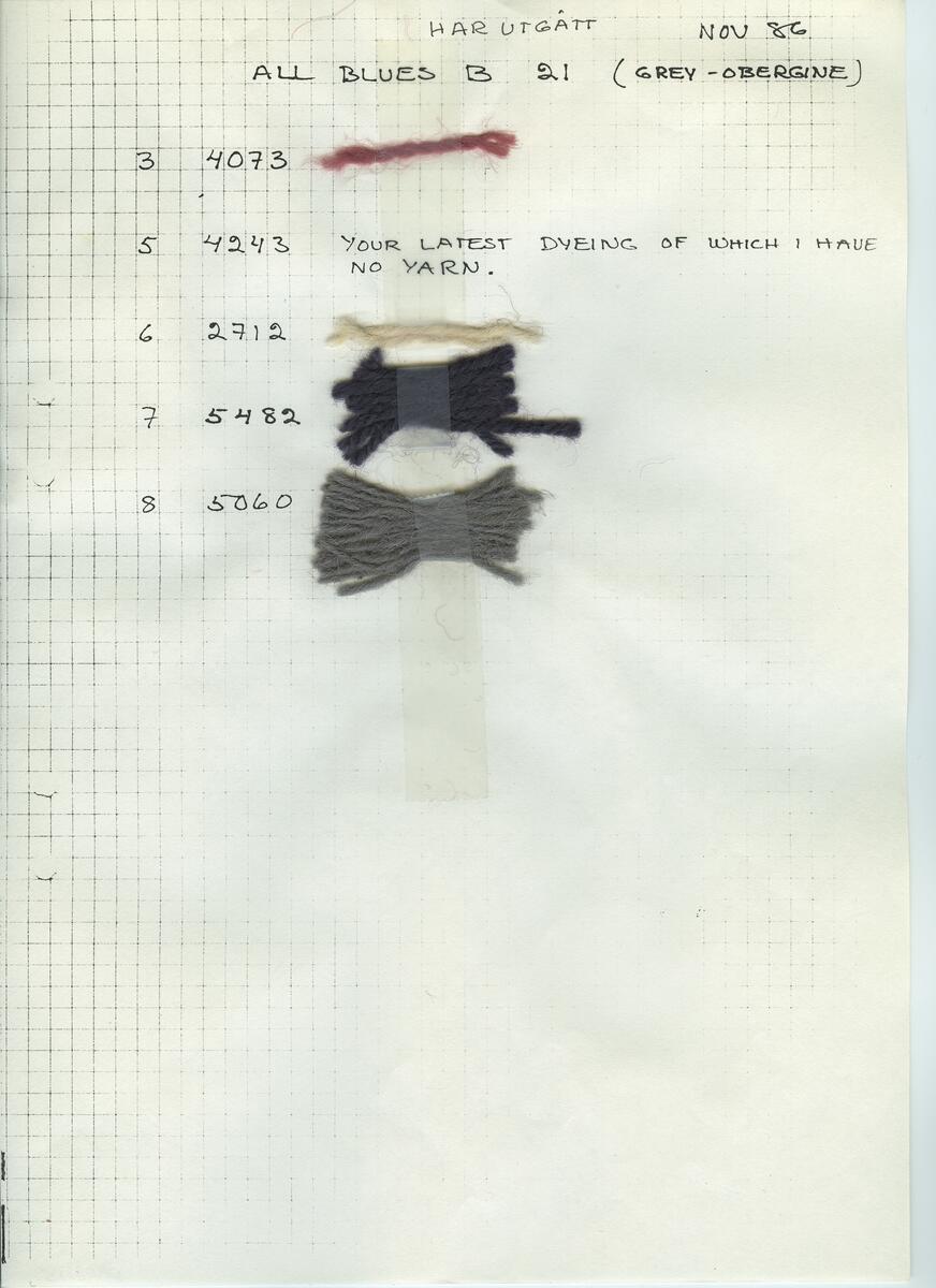 Matta med geometriskt mönster. Enfärgat, fyrkantigt mittparti med en smal bård och en bredare bård i ytterkant. Kvadrater i hörnen. Numrerade färgställningar, noteringar med garn/färgprov, ritningar, produktblad. 4 konvolut