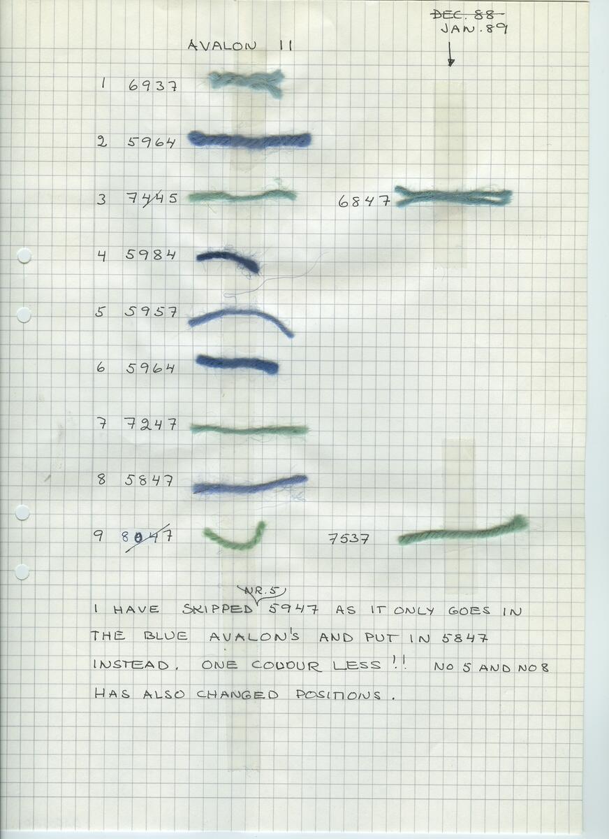 Matta med geometriskt mönster. Enfärgat, fyrkantigt mittparti med en smal bård och en bredare bård i ytterkant. Kvadrater i hörnen. Numrerade färgställningar, noteringar med garn/färgprov, ritningar, produktblad. 7 konvolut