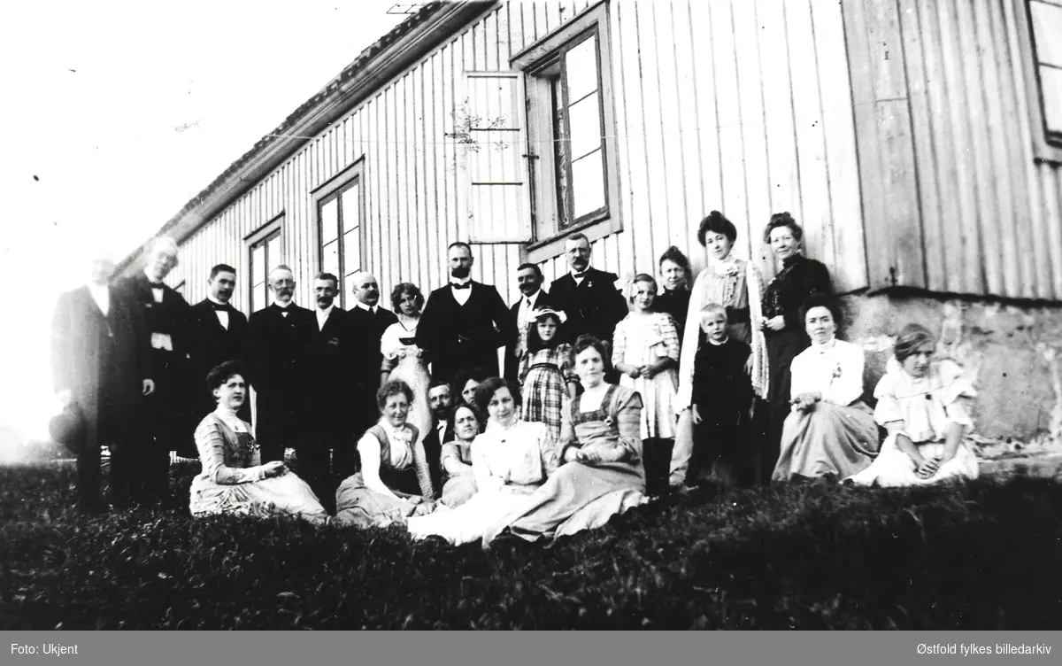 Alvim mellom, gr.nr 85, Tune. Familiefestlighet (barnedåp?)