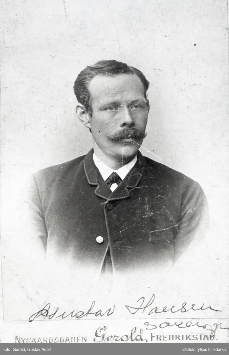 Portrett av Gustav Hansen Hauge. Vignettert brystbilde.