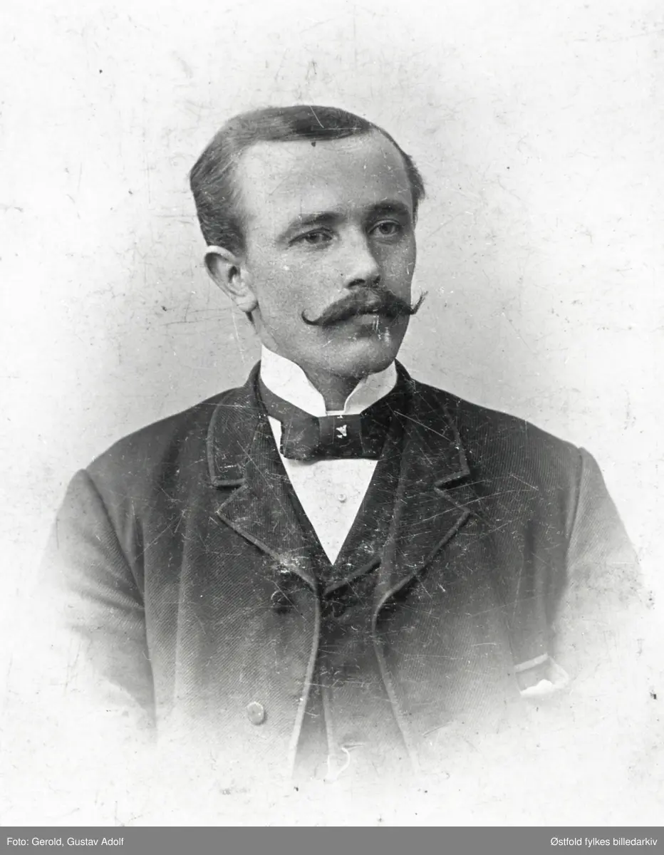 Portrett av Gustav Hansen Hauge. Vignettert brystbilde.