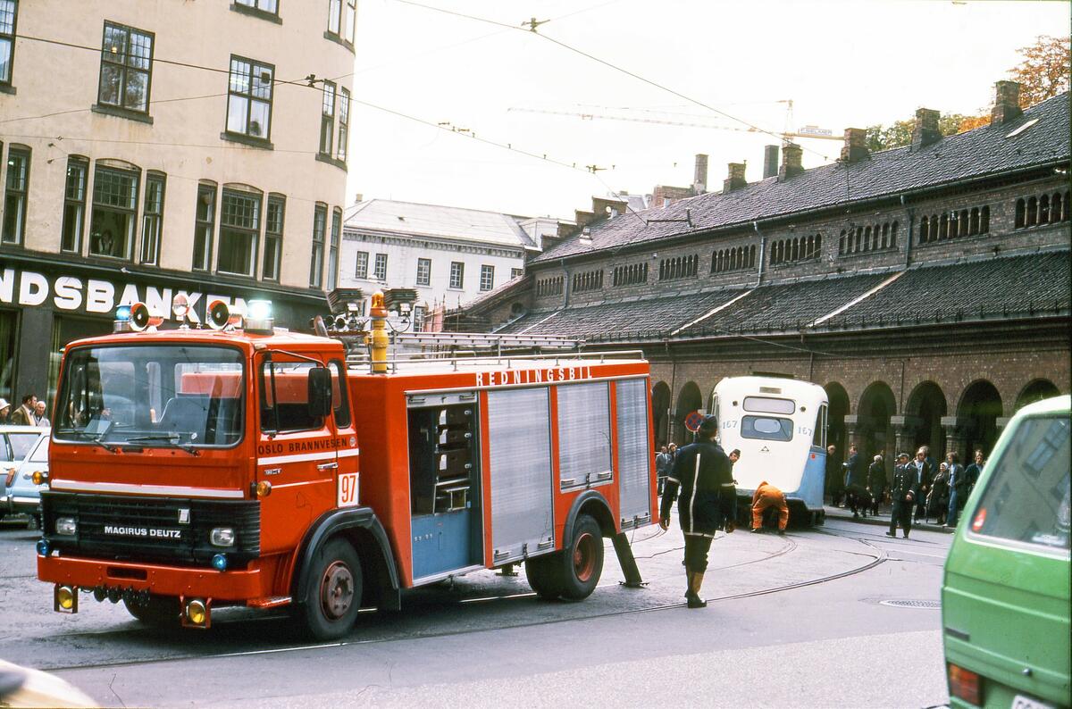 Redningsbil fra Oslo Brannvesen etter avsporing av sporvogn. Vogn fra Oslo Sporveier, E1 167.