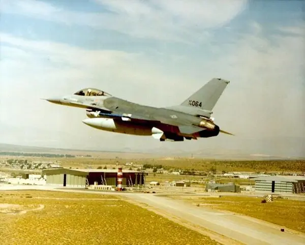 Det ble produsert nesten 10 000 drop-tanker til F-16 fly i Holmestrand. Foto: Vestfoldmuseene.