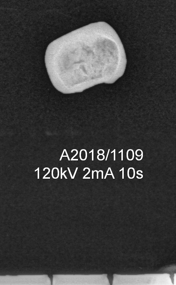 Uidentifiserbar halvkuleformet gjenstand, mulig produksjonsavfall i kobberlegering. Overflaten er stedvis avskallet med skader. L 1 cm, b.: 1,3 cm, h.: 0,8 cm. Vekt: 4,0 g. 