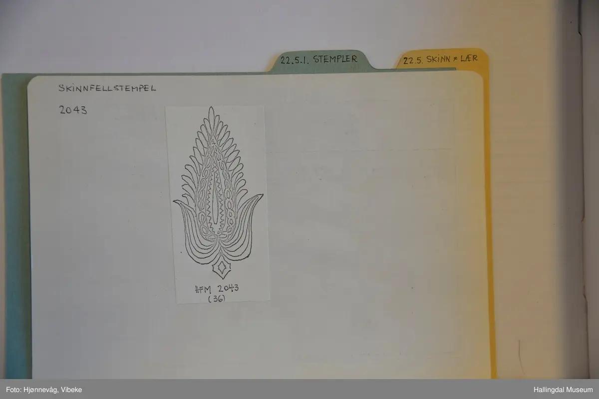 Hank skåret i ett med stempel, halvmåneformet, komakt. Bladform og flikete kanter.
24/6-64. O. Foldøy.
