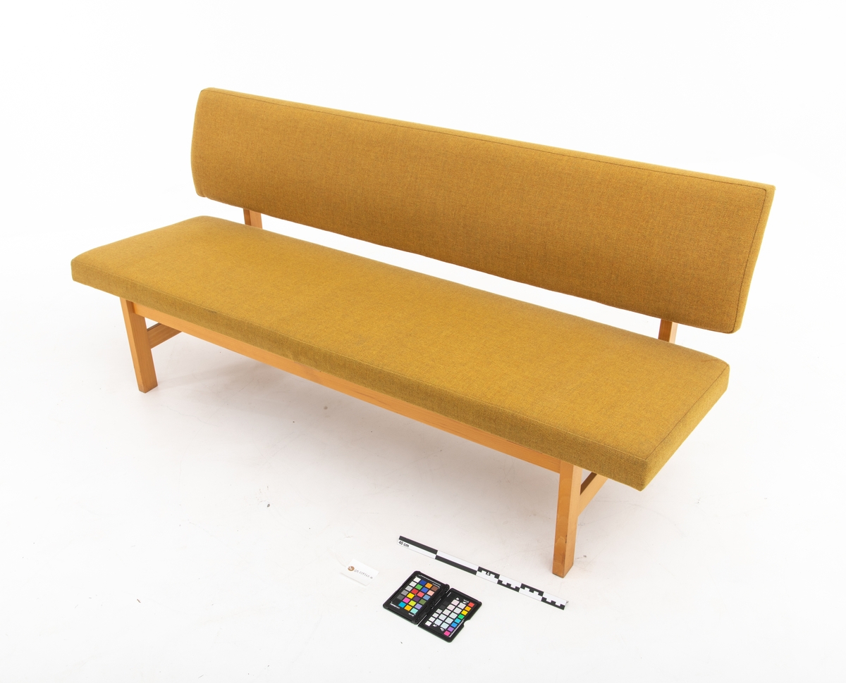 Møblement bestående av en sofa og to stoler.